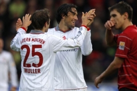Fotbalist&eacute; Bayernu se raduj&iacute; z g&oacute;lu.