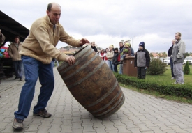 Festival zpestřilo poprvé také mistrovství v koulení vinařských sudů.