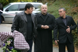 Jaroslav Starka (uprostřed) na pohřbu Václava Kočky mladšího.