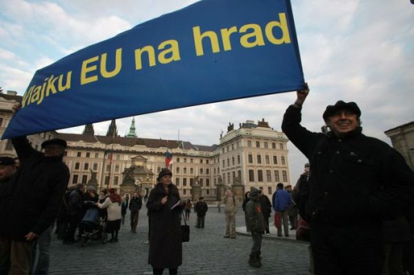 Příznivci smlouvy přišli vyjádřit svůj názor přímo před Hrad.