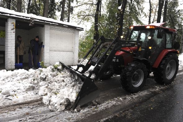Silničáři pracují na posledních úsecích silnic. 