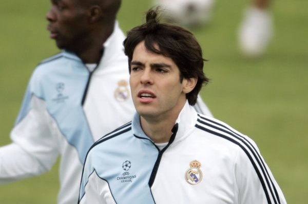 Brazilský fotbalista Kaká nastoupí s Realem Madrid proti AC Milán.