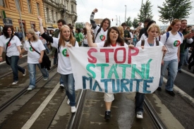 Letošní čtvrťáci mohou slavit, státní maturita se jich netýká.