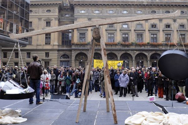 Obří váhy mají symbolizovat nepovedenou metodiku hodnocení české vědy. Obří váhy mají symbolizovat nepovedenou metodiku hodnocení české vědy.