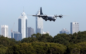 Letadlo C-130 Hercules s australsk&yacute;mi padl&yacute;mi v Afgh&aacute;nist&aacute;nu.