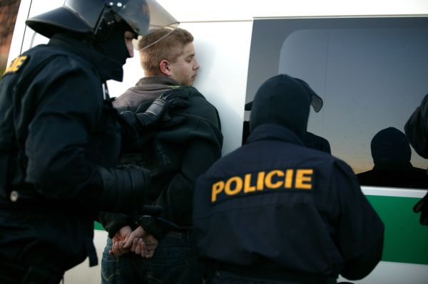 Policie pokračuje v razii proti pravicovým extremistům.