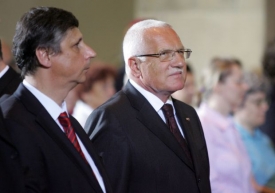 Klaus se Lisabonu brání, Fischer vyjednává o ratifikaci.