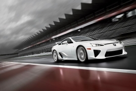 Lexus LFA akceleruje na stovku za 3,7 sekundy.