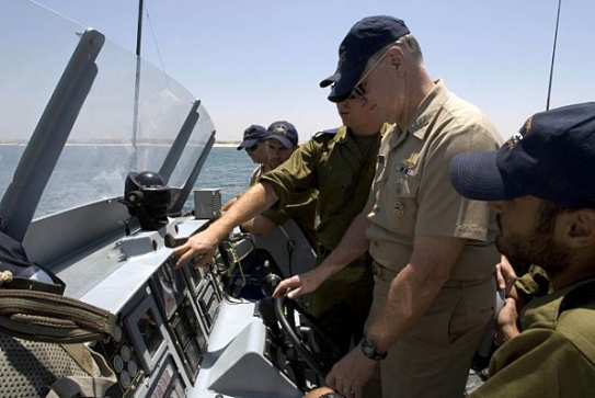 US admirál Roughead na izraelské lodi pobřežní stráže Shaldag.