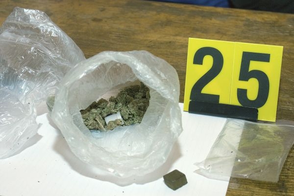 Kromě zbraní policie našla i drogy.