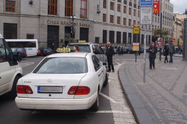 Taxikáři si z městské vyhlášky nic nedělají. Stojí, kde chtějí.