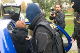 Policist&eacute; odv&aacute;ž&iacute; jednoho ze zadržen&yacute;ch.