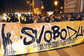 Členov&eacute; krajn&iacute; pravice demonstrovali proti zadržen&iacute; členů.