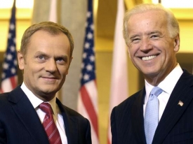 Tusk a Biden, úsměvy pro média.