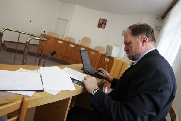 Advokát Tomáš Sokol se chystá rozprášit Dělnickou stranu u soudu.