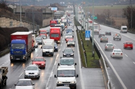 Řidiči si možná příští rok za dálniční známku připlatí.