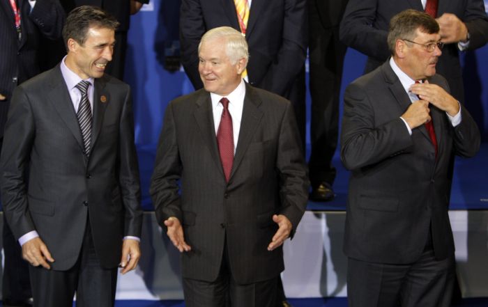 Americký ministr obrany Robert Gates (uprostřed).