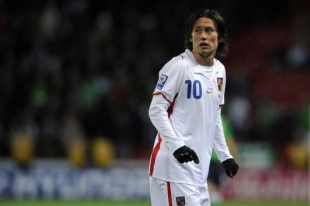 Tomáš Rosický opět laboruje se zraněným kolenem.
