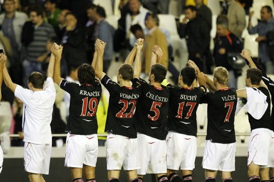 Slávisté zdraví své fanoušky po vydařeném zápase ve Valencii.