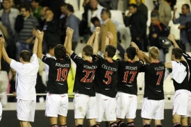 Sl&aacute;vist&eacute; zdrav&iacute; sv&eacute; fanou&scaron;ky po vydařen&eacute;m z&aacute;pase ve Valencii.