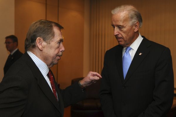 Havel v rozhovoru s americkým viceprezidentem Bidenem.