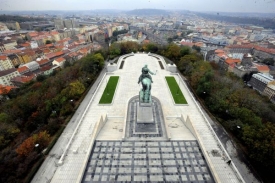 Socha Jana Žižky a centrum Prahy pod Národním památníkem na Vítkově.