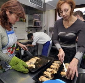 &Uacute;častnice kurzu vařen&iacute; při př&iacute;pravě italsk&yacute;ch specialit.