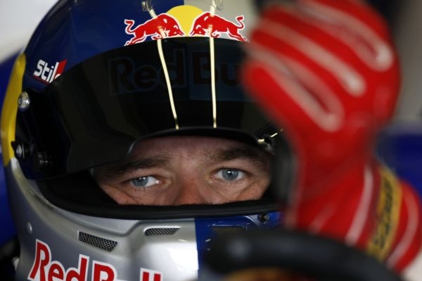 Sébastian Loeb v kokpitu formule. Sébastian Loeb v kokpitu formule.