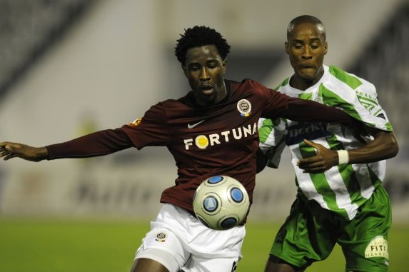Sparťan Wilfried (v rudém) v souboji s Modestem z Bohemians Praha.