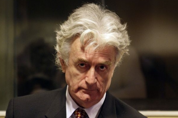 Radovan Karadžić je v Haagu, soudu se ale zúčastnit nechce.