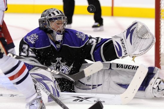 Brankář Los Angeles Jonathan Quick v utkání proti Columbusu. Brankář Los Angeles Jonathan Quick v utkání proti Columbusu.