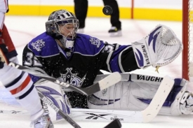 Brank&aacute;ř Los Angeles Jonathan Quick v utk&aacute;n&iacute; proti Columbusu.