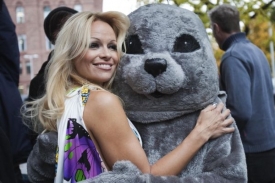 Pamela Andersonov&aacute; bojuje proti lovu tuleňů.