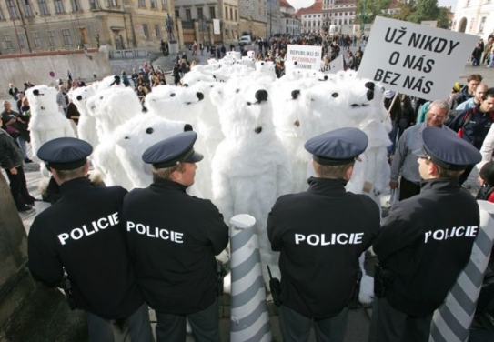 Policie versus lední medvědi.