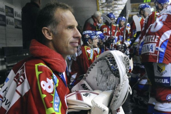 Dominik Hašek na střídačce Pardubic.