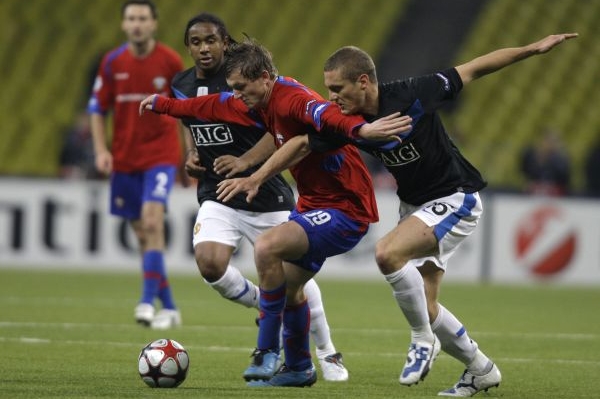 Tomáš Necid  (uprostřed)v utkání Ligy mistrů proti Manchesteru United.