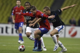 Tomáš Necid (uprostřed)v utkání Ligy mistrů proti Manchesteru United.