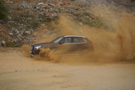 Do terénu BMW X1 stavěné není, verze s chytrým pohonem všech kol xDrive však vynikají skvělou trakcí.
