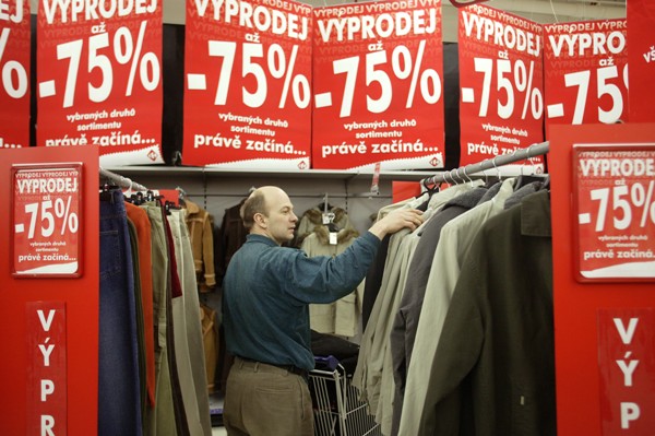 V Česku startují předvánoční slevy a výprodeje.