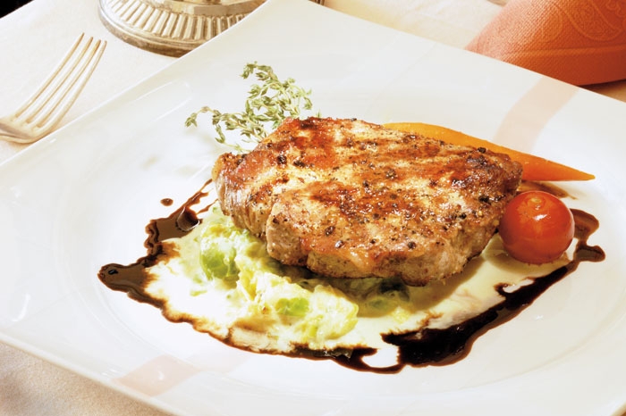 Steak z krkovičky na ragú z kapustiček.