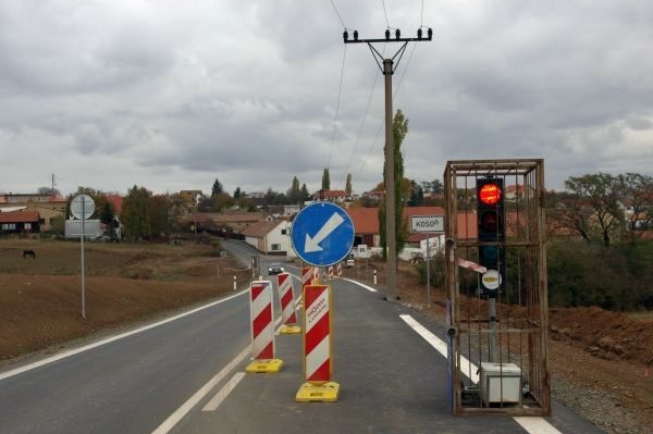 Vadou na kráse nové silnice je tento sloup vysokého napětí.