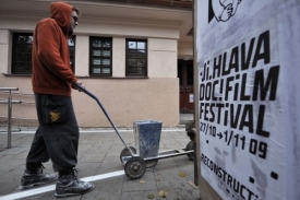 Vít Kraus označil v Jihlavě čárou místa související s festivalem.