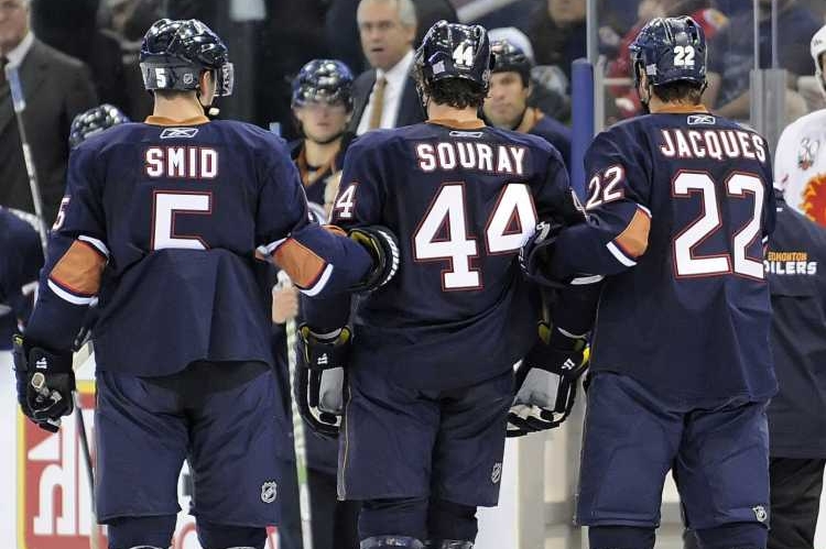 Ladislav Šmíd (vlevo), hokejový obránce Edmontonu Oilers.