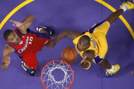 Momentka z losangeleského basketbalového derby.
