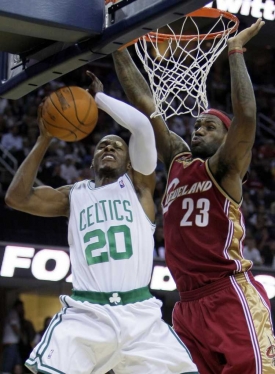 LeBron James (vpravo) při obranné zákroku v utkání s Bostonem.