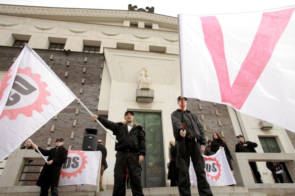 Policie byla v pozoru, na místo ale dorazila jen stovka sympatizantů.