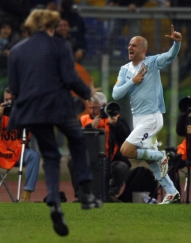 Tommaso Rocchi (vpravo) se raduje z g&oacute;lu. V t&eacute;to sezoně ne moc často.