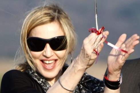 Zpěvačka Madonna zahájila stavbu dívčí školy. Zpěvačka Madonna zahájila stavbu dívčí školy.