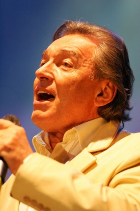 Letos si vyznamenání odnesl i Karel Gott. Proč?