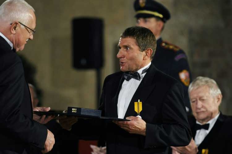 Žokej Josef Váňa přebírá od prezidenta Václava Klause vyznamenání.
